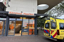 Persoon gewond na val van klimmuur in Haarlem