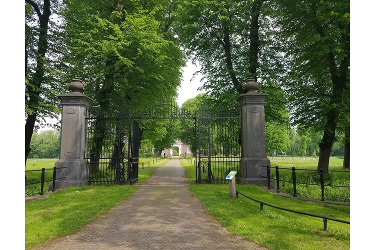 Bij Kasteel Marquette voorlangs