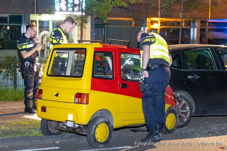 Bestuurder van brommobiel crasht tegen geparkeerde auto, mogelijke sprake van rijden onder invloed in Aerdenhout