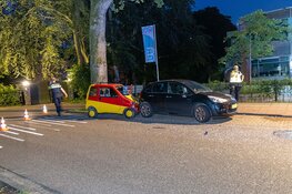 Bestuurder van brommobiel crasht tegen geparkeerde auto, mogelijke sprake van rijden onder invloed in Aerdenhout