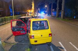 Bestuurder van brommobiel crasht tegen geparkeerde auto, mogelijke sprake van rijden onder invloed in Aerdenhout