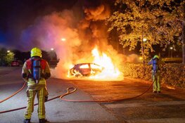 Auto in brand vlakbij sporthal in Beverwijk