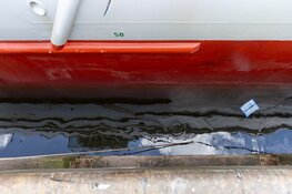 Auto tussen wal en het schip in IJmuiden