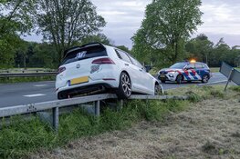 Auto op vangrail bij ongeval Amsterdamseweg