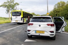Auto en lijnbus met elkaar in botsing in Velsen-Zuid