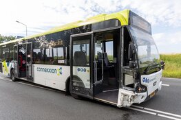 Auto en lijnbus met elkaar in botsing in Velsen-Zuid