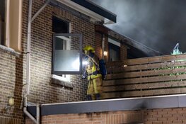 Bewoners uit brandende woning gevlucht en kat gered in IJmuiden