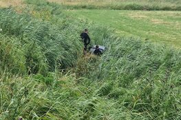 Auto te water gereden langs N203 in Uitgeest