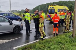 Auto te water gereden langs N203 in Uitgeest