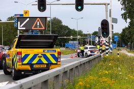 Hoogwerker gekanteld op Amsterdamseweg