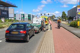 Auto tegen bestelbus en aanhanger gereden in Beverwijk