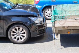 Auto tegen bestelbus en aanhanger gereden in Beverwijk