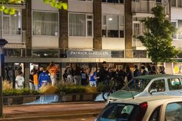 Onrustige sfeer op Lange Nieuwstraat in IJmuiden na verlies Oranje