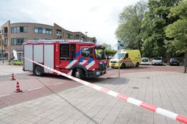 Auto tegen boom gereden in Heemskerk