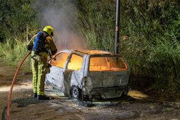 Auto uitgebrand op parkeerterrein achter bioscoop in Beverwijk