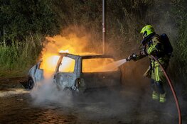 Auto uitgebrand op parkeerterrein achter bioscoop in Beverwijk