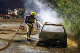 Auto uitgebrand op parkeerterrein achter bioscoop in Beverwijk