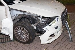 Automobiliste rijdt door hek in Heemstede