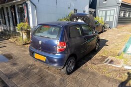 Auto aan voorkant in brand in Overveen