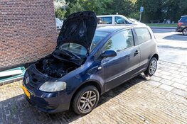 Auto aan voorkant in brand in Overveen