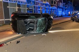 Auto vliegt uit de bocht en belandt op zijkant in Haarlem