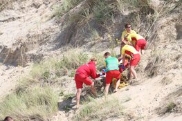 Paraglider gevallen op strand Wijk aan Zee