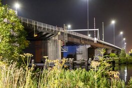 Jongeren springen van brug A9 bij Zijkanaal C