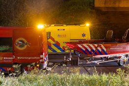 Jongeren springen van brug A9 bij Zijkanaal C