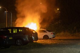 Auto in brand op parkeerplaats in Haarlem