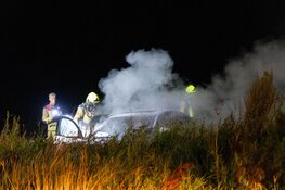 Auto in brand op parkeerplaats in Haarlem