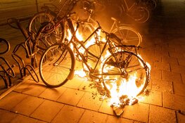 Camerajournalist blust brand bij fietsenstalling in Santpoort-Noord