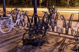 Camerajournalist blust brand bij fietsenstalling in Santpoort-Noord
