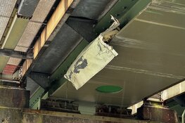 Vrachtwagen rijdt tegen spoorviaduct in Haarlem