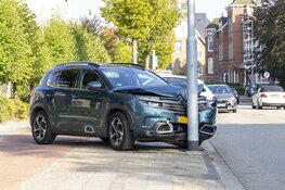 Auto tegen lantaarnpaal op de Zijlweg in Haarlem