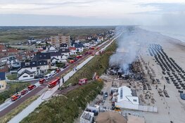 Ravage vanuit de lucht en bij daglicht goed zichtbaar na verwoestende brand in Zandvoort