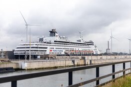 Sluizen IJmuiden weer geblokkeerd: Cruiseschepen richting Amsterdam staan vast