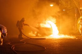 Auto in brand naast appartementencomplex in Beverwijk