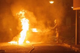 Auto in brand naast appartementencomplex in Beverwijk