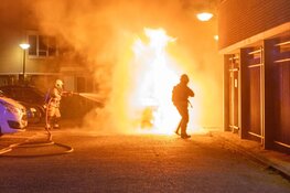 Auto in brand naast appartementencomplex in Beverwijk