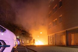 Auto in brand naast appartementencomplex in Beverwijk