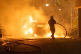 Auto in brand naast appartementencomplex in Beverwijk