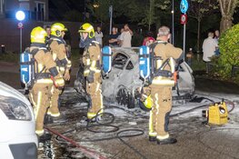 Auto in brand naast appartementencomplex in Beverwijk