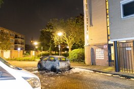 Auto in brand naast appartementencomplex in Beverwijk