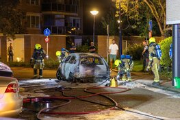 Auto in brand naast appartementencomplex in Beverwijk