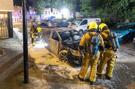 Auto in brand naast appartementencomplex in Beverwijk