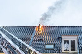 Brandweer rukte massaal uit naar brand in dak in Haarlem