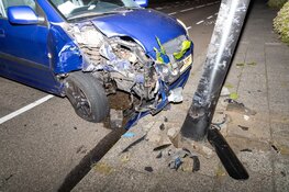Auto tegen lantaarnpaal gereden in Beverwijk