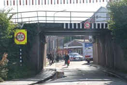 Treinverkeer Haarlem gestremd door te hoge vrachtwagen onder viaduct