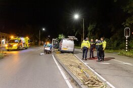 Bestuurder van bestelbusje rijdt straatmeubilair uit de grond in Haarlem