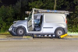 Bestuurder van bestelbusje rijdt straatmeubilair uit de grond in Haarlem